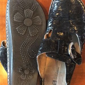 Donated*** White mountain mules in Black filigree and suede 8.5